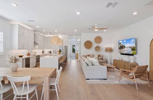 Naples Park House | Luxe 2 King Ensuites. Salt Pool/Spa. Near beach, shops & food. NEW with 4 kings!