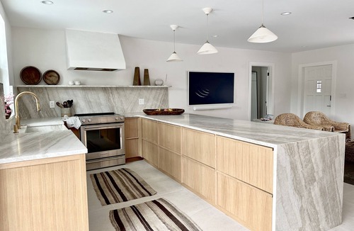 Downtown House | LUXE 4 BED SALTWATER POOL