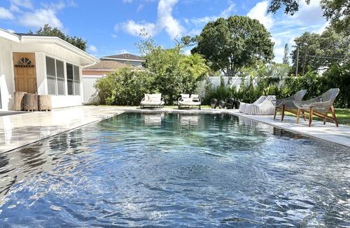 Downtown House | LUXE 4 BED SALTWATER POOL