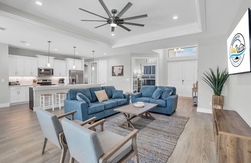 Pelican House | Luxe-Boat Rental, MIL Suite, Kayaks, Bikes, Park