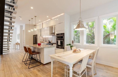 Gillespie Park House | Luxe & Spacious Double Villas, Hot Tub, Pool