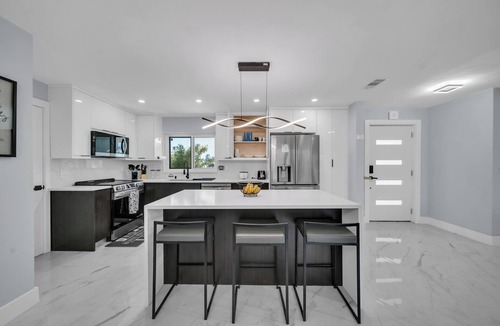 Caloosahatchee House | Luxury 3 Bedrooms Oasis – Hot Tub, Games, Pool, Fire Pit & BBQ In Top Location!