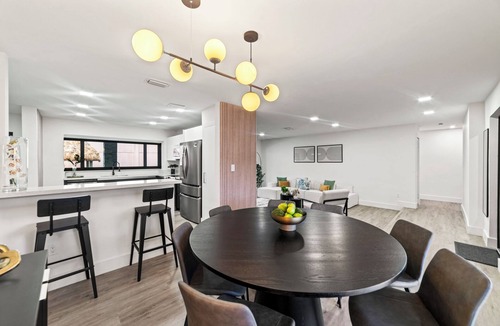 Ludlam House | Luxury 6BR Retreat Golf, Gym, Games, Pool & BBQ