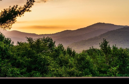 Fairview House | Luxury Summer Escape-HeatedPool-HotTub-Sauna-Views