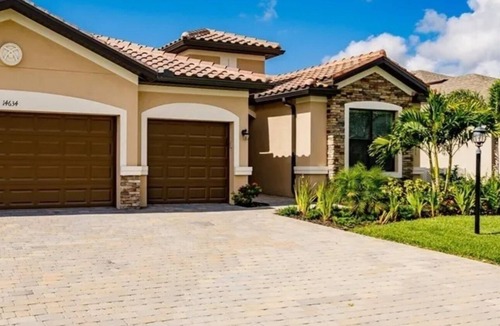 River Hall House | Marvelous executive home in a gated community with resort style amenities.