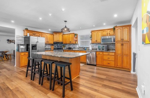 Bradenton House | Massive Beach House, 6BR 8BA, Heated Pool, Pickleball, Hot tub, Gym, Sleeps 22