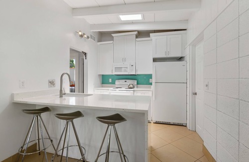 Southgate House | Mid-Century Bungalow By Arlington Park in South Gate, Central to Siesta and Lido