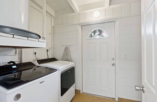 Southgate House | Mid-Century Bungalow By Arlington Park in South Gate, Central to Siesta and Lido