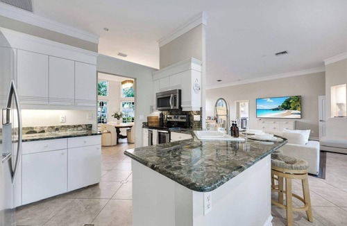 Naples Park Villa | Min 2 Beach Dining Pool 8 ppl Lux Family Villa