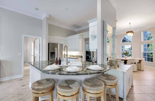 Naples Park Villa | Min 2 Beach Dining Pool 8 ppl Lux Family Villa