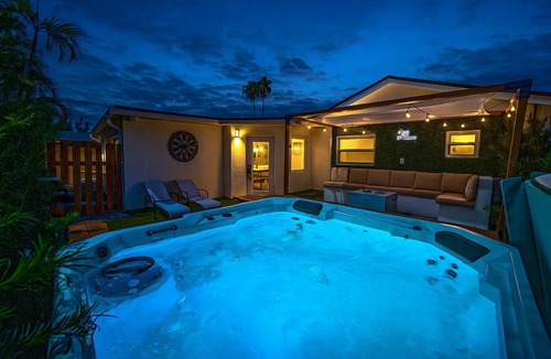 Tamiami House | Modern 6BR Home Jacuzzi BBQ, Game Room & Games