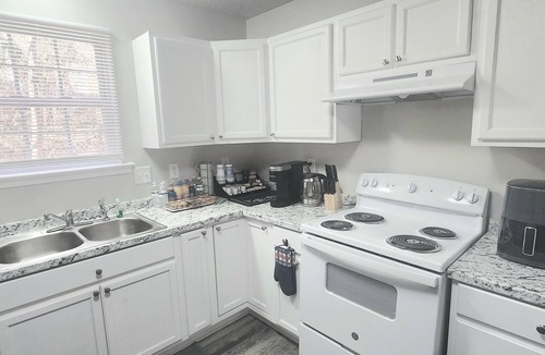 Sans Souci House | Modern and Comfy 3BR 2Bath Townhome, near Greenville Downtown