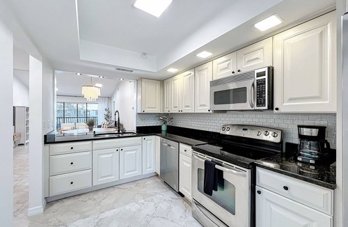 Gulf Gate Estates Condo | Modern Coastal Condo 3 miles to Siesta Key Beach – Sleeps 6!