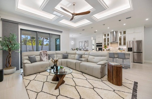 Laurel House | Modern Coastal Escape with Private Heated Saltwater Pool&Spa-Minutes to Beaches