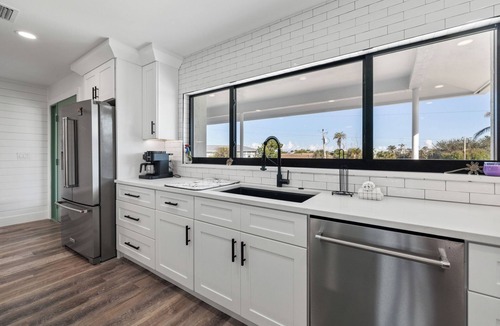 East Rocks House | 🌺Modern Lakefront Masterpiece-5 bed/3 bath home in East Rocks-Dog Friendly🐶