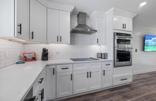 East Rocks House | 🌺Modern Lakefront Masterpiece-5 bed/3 bath home in East Rocks-Dog Friendly🐶