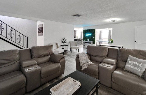 Oldsmar House | Modern Luxury / Spacious / Family Friendly