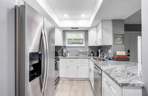 Disston Heights House | Modern Spacious 1-bed Townhome, in St. Pete, 10min Downtown, 15min St Pete Beach