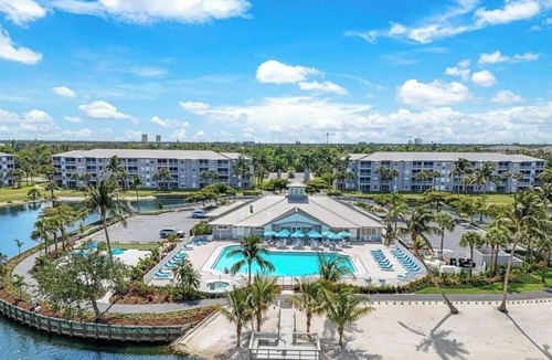 Iona Condo | Monthly rental 2-bedroom condo in Beautiful Fort Myers, AC, fitness room, pool.