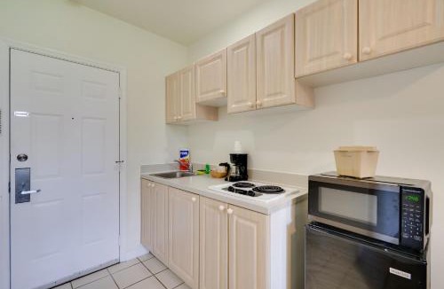 Naples Apartment | Naples Oasis w/Screened Porch & Tennis Court!