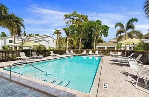 Park Shore Condo | Naples/Parkshore 2 bedroom/2 bath condo with garage. Less than 1 mile to beach.