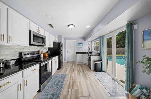 Palm River Estates House | Naples Pool Retreat l Mini Putt + Private Yard