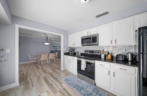 Palm River Estates House | Naples Pool Retreat l Mini Putt + Private Yard