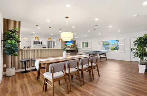 West Bradenton House | New! 10 mins to beach, Family Resort, Heated Pool, Mini-golf, Pickleball