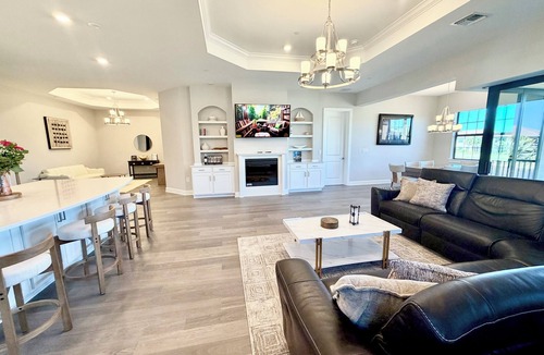 Naples House | New 3 Bedrooms Plus Den, and 3 Baths Townhome. Booking with 30 day min, at Naple