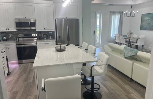 Venice Gardens House | New 3BR Home w/Private Pool 12 Min to Venice Beach Modern & Spacious