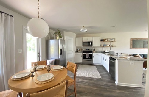 Inman House | New! Boiling springs Luxury Lake front home- sleeps 6 people