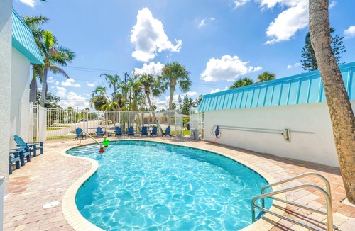 Siesta Key Village Apartment | NEW LISTING! The Village Breeze (2 units) 4BR/4Bath Pool, Beach - Siesta Village Living!