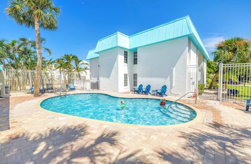Siesta Key Village Apartment | NEW LISTING! The Village Breeze (2 units) 4BR/4Bath Pool, Beach - Siesta Village Living!
