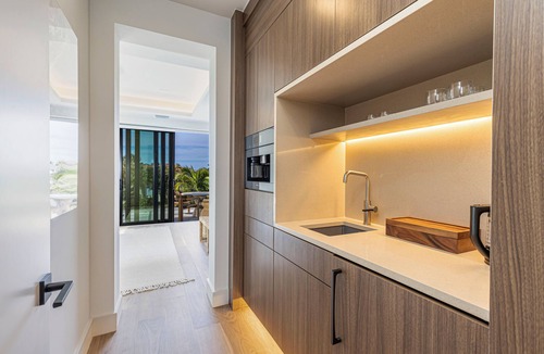 East Naples House | NEW LUX WATERFRONT HOME- Walk to 5th Ave