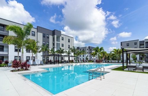 Diplomat Apartment | NEW Luxury 2 bedroom Apt near Downtown Fort Myers
