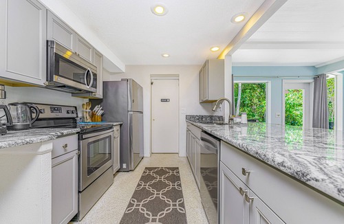 Englewood House | 🐬New Private Heated Pool and Hot Tub, Steps to the Beach🐬