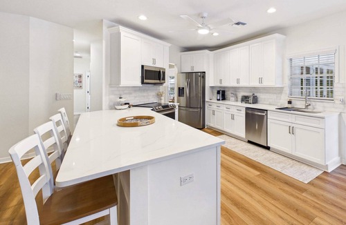 McGregor House | New Retreat with Private Pool and Spa 15 Min to Beaches & Downtown Sleeps 8