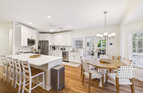 McGregor House | New Retreat with Private Pool and Spa 15 Min to Beaches & Downtown Sleeps 8