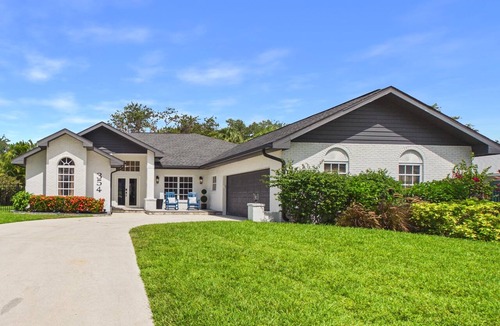 McGregor House | New Retreat with Private Pool and Spa 15 Min to Beaches & Downtown Sleeps 8