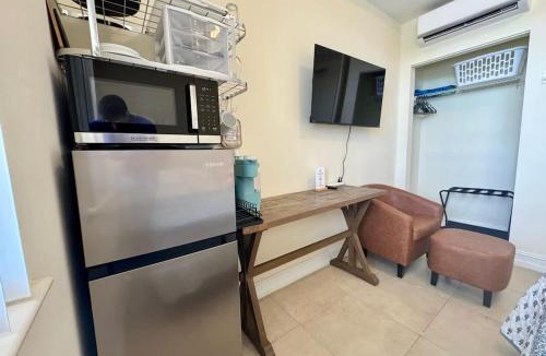 Bonita Shores Hotel | New Studio 1mi to Beach with Queen Bed & TV