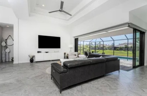 White Marsh House | NEW. UPSCALE GETAWAY. 3Bd/3Ba heated saltwater pool and Spa