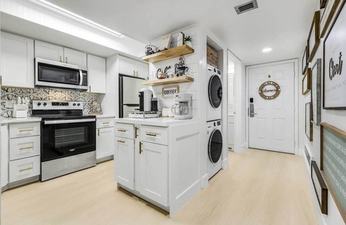 Park Shore Apartment | Newly Remodeled, Naples Escape 2 Kings, Pickleball