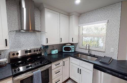 Downtown Apartment | Newly Renovated 1-Bed Apt with Modern High-End Décor and Finishes. Sleeps 3