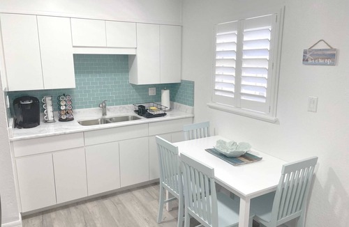 Solana Apartment | Newly Renovated - Modern Apartment 4 of 4