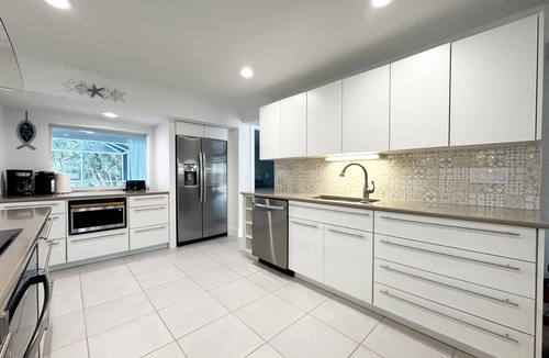 Siesta Key Villa | Newly renovated Pool Villa 10min walk Siesta Beach