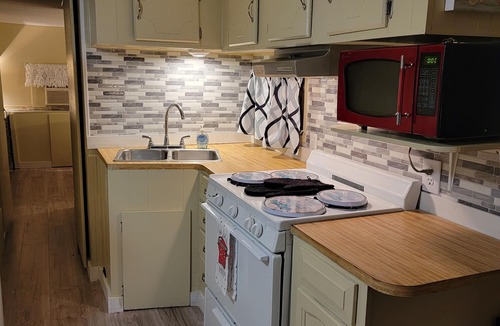 Jacarandas Cottage | North Fort Myers, Cute Park Model Home/Journeys End