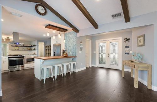 West Bradenton Villa | Oasis backyard with hot tub 4/2 close to the beach