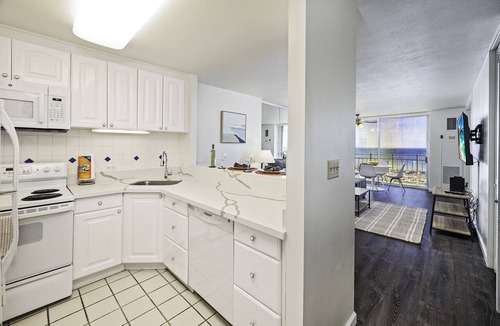 Waikiki Condo | Ocean-Marina Yacht Views Condo Steps to the Beach w/Full Kitchen & Free WiFi