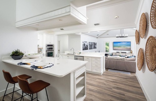 Old Naples House | Olde Naples Lux Beach House. Walk to Beach/Four Seasons Resort. Double lot/prvt