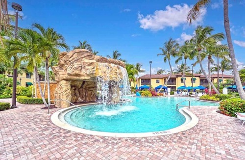 Naples Apartment | Oversized Residence 3BR Near 5th Avenue & Beach